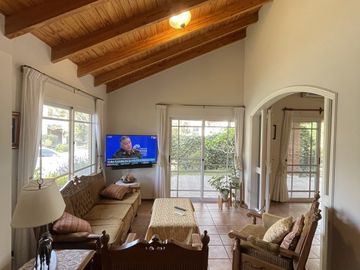 LUMINOSA CASA EN VENTA EN BARRIO SOL TRAPICHE DE GODOY CRUZ