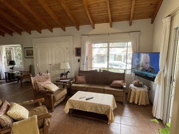 LUMINOSA CASA EN VENTA EN BARRIO SOL TRAPICHE DE GODOY CRUZ