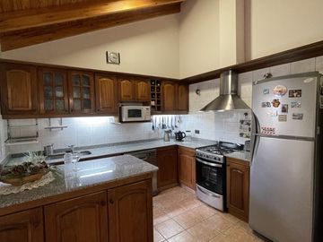 LUMINOSA CASA EN VENTA EN BARRIO SOL TRAPICHE DE GODOY CRUZ