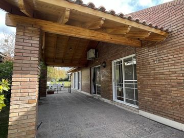 LUMINOSA CASA EN VENTA EN BARRIO SOL TRAPICHE DE GODOY CRUZ