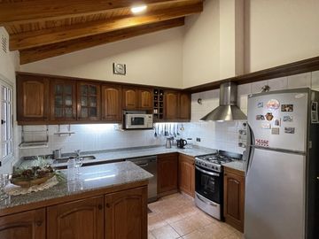 LUMINOSA CASA EN VENTA EN BARRIO SOL TRAPICHE DE GODOY CRUZ