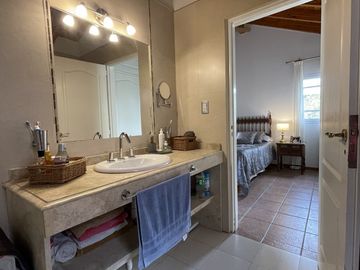 LUMINOSA CASA EN VENTA EN BARRIO SOL TRAPICHE DE GODOY CRUZ