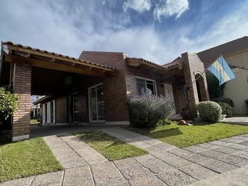 LUMINOSA CASA EN VENTA EN BARRIO SOL TRAPICHE DE GODOY CRUZ