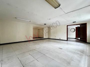 En venta casa de 400m2 de terreno en Arboledas, a una cuadra del boulevard.