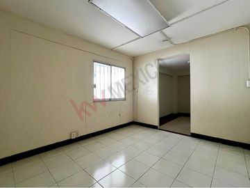 En venta casa de 400m2 de terreno en Arboledas, a una cuadra del boulevard.