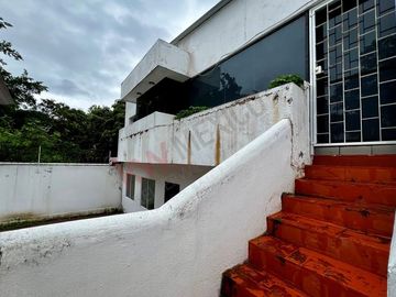 En venta casa de 400m2 de terreno en Arboledas, a una cuadra del boulevard.