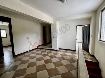 En venta casa de 400m2 de terreno en Arboledas, a una cuadra del boulevard.