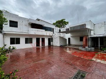 En venta casa de 400m2 de terreno en Arboledas, a una cuadra del boulevard.
