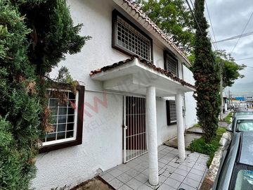 En venta casa de 400m2 de terreno en Arboledas, a una cuadra del boulevard.