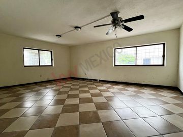 En venta casa de 400m2 de terreno en Arboledas, a una cuadra del boulevard.