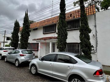 En venta casa de 400m2 de terreno en Arboledas, a una cuadra del boulevard.