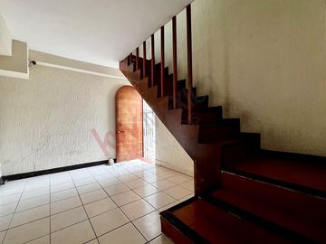 En venta casa de 400m2 de terreno en Arboledas, a una cuadra del boulevard.