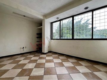 En venta casa de 400m2 de terreno en Arboledas, a una cuadra del boulevard.