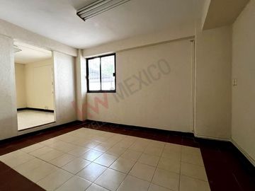 En venta casa de 400m2 de terreno en Arboledas, a una cuadra del boulevard.