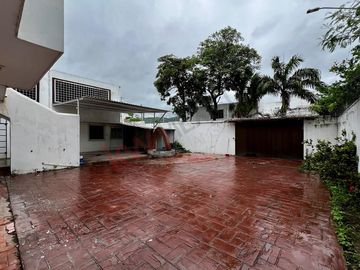 En venta casa de 400m2 de terreno en Arboledas, a una cuadra del boulevard.