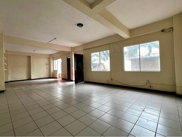 En venta casa de 400m2 de terreno en Arboledas, a una cuadra del boulevard.