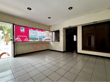En venta casa de 400m2 de terreno en Arboledas, a una cuadra del boulevard.