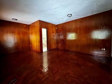 En venta casa de 400m2 de terreno en Arboledas, a una cuadra del boulevard.