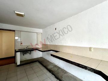 En venta casa de 400m2 de terreno en Arboledas, a una cuadra del boulevard.