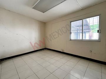 En venta casa de 400m2 de terreno en Arboledas, a una cuadra del boulevard.
