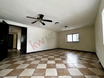 En venta casa de 400m2 de terreno en Arboledas, a una cuadra del boulevard.