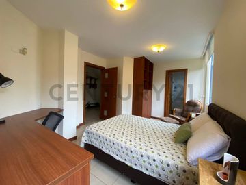 Hermoso departamento dúplex de venta en Cumbayá