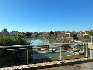 Impecable casa al lago central en Nordelta