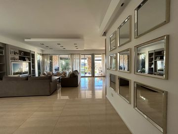 Impecable casa al lago central en Nordelta