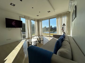 Impecable casa al lago central en Nordelta