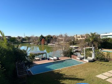 Impecable casa al lago central en Nordelta
