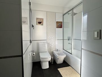 Impecable casa al lago central en Nordelta