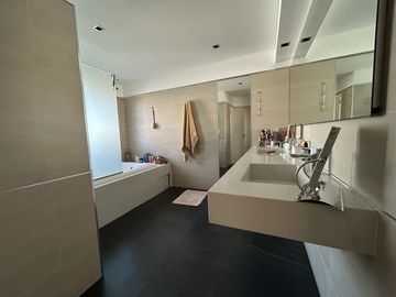 Impecable casa al lago central en Nordelta