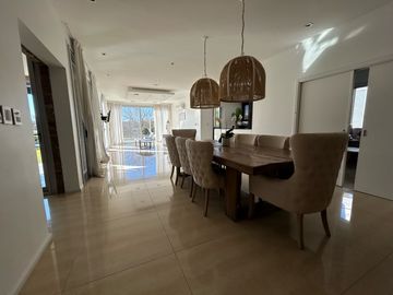Impecable casa al lago central en Nordelta