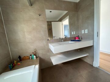 Impecable casa al lago central en Nordelta