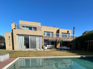 Impecable casa al lago central en Nordelta