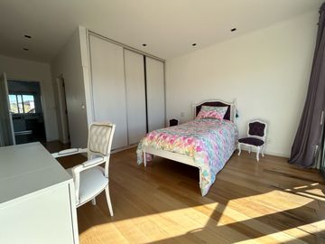 Impecable casa al lago central en Nordelta