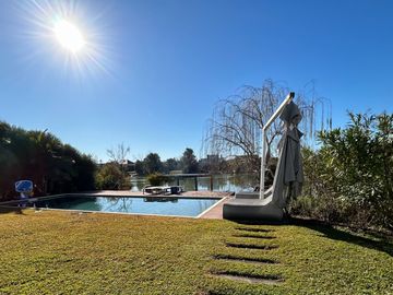 Impecable casa al lago central en Nordelta