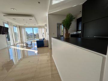 Impecable casa al lago central en Nordelta