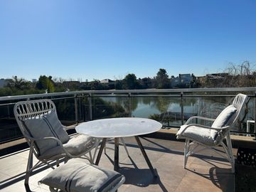 Impecable casa al lago central en Nordelta