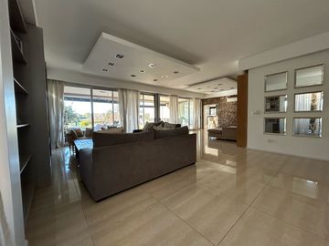 Impecable casa al lago central en Nordelta