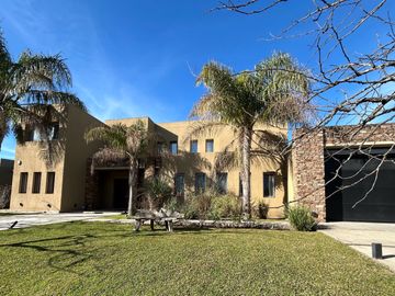 Impecable casa al lago central en Nordelta