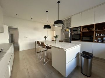 Impecable casa al lago central en Nordelta