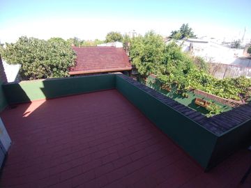 CASA EN VENTA 4 DORMITORIOS, QUINCHO, JARDÍN. QUILMES ESTE