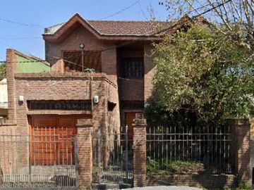 CASA EN VENTA 4 DORMITORIOS, QUINCHO, JARDÍN. QUILMES ESTE