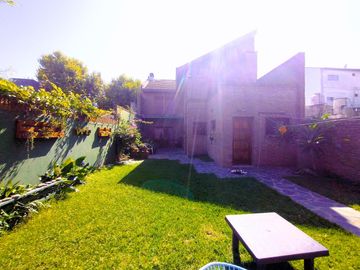 CASA EN VENTA 4 DORMITORIOS, QUINCHO, JARDÍN. QUILMES ESTE