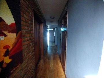 CASA EN VENTA 4 DORMITORIOS, QUINCHO, JARDÍN. QUILMES ESTE