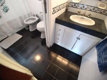 CASA EN VENTA 4 DORMITORIOS, QUINCHO, JARDÍN. QUILMES ESTE