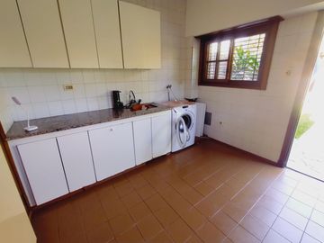 CASA EN VENTA 4 DORMITORIOS, QUINCHO, JARDÍN. QUILMES ESTE