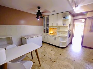 CASA EN VENTA 4 DORMITORIOS, QUINCHO, JARDÍN. QUILMES ESTE