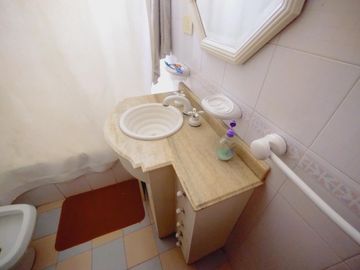 CASA EN VENTA 4 DORMITORIOS, QUINCHO, JARDÍN. QUILMES ESTE